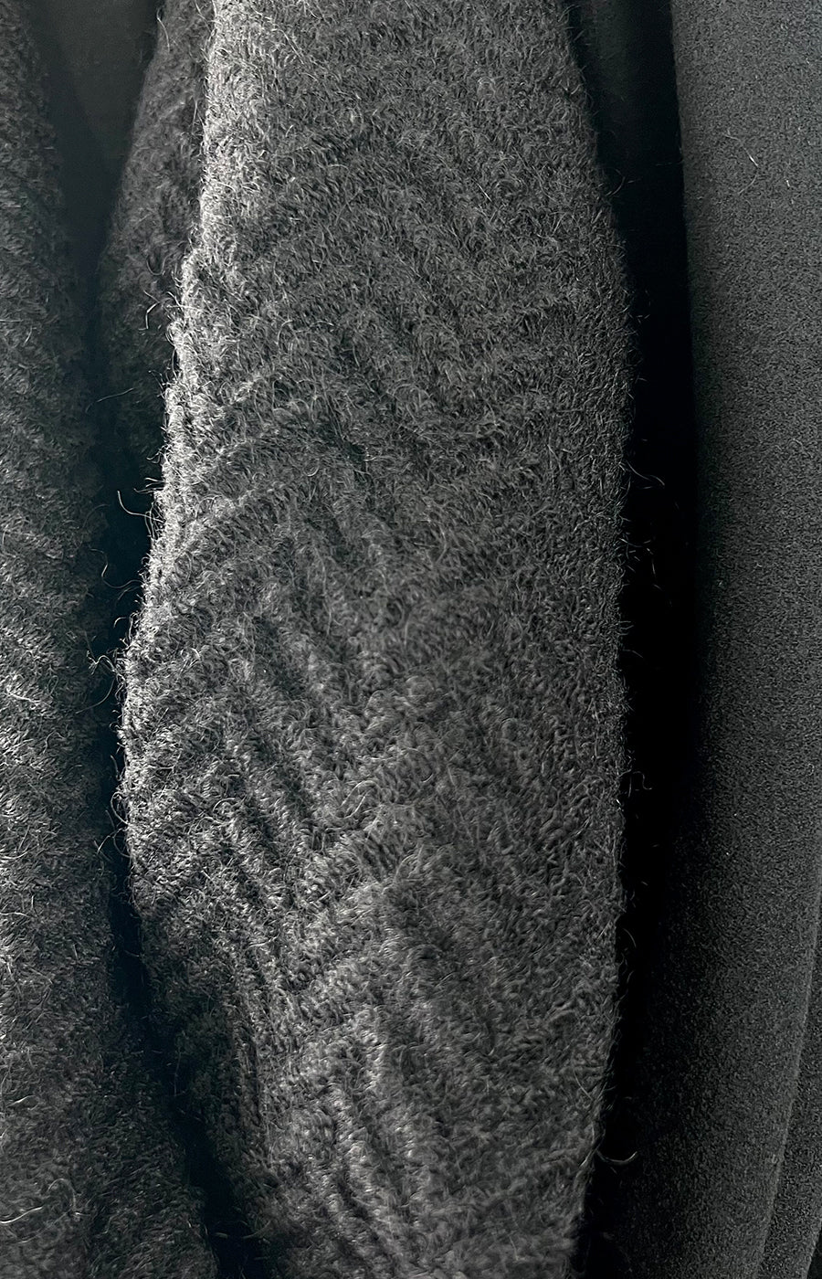OUROBOROS LOOP SHAWL BLACK